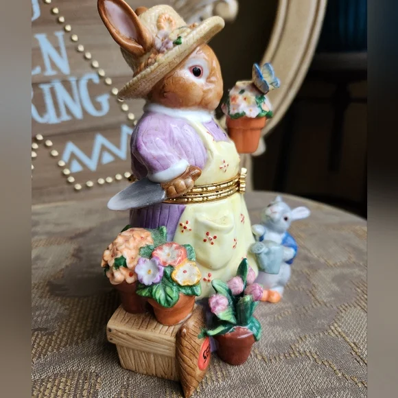 Vintage CWC Bunny Spring Hinged Trinket Box, Gardening Rabbit w Baby, Flowers - Picture 2 of 12
